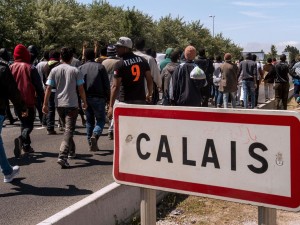 Migrants-walk-to-Calais